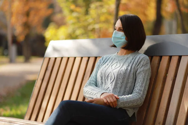 Mooie Jonge Vrouw Met Medisch Beschermend Gezichtsmasker Zittend Een Bankje — Stockfoto