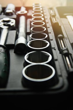 Krom anahtarlar, yayıcılar, plastik siyah kutuda altıgen soketler. Krom vanadyum anahtarlı anahtar. Araba tamir servisi için tamirci aletleri. Mercek parlıyor, dikey