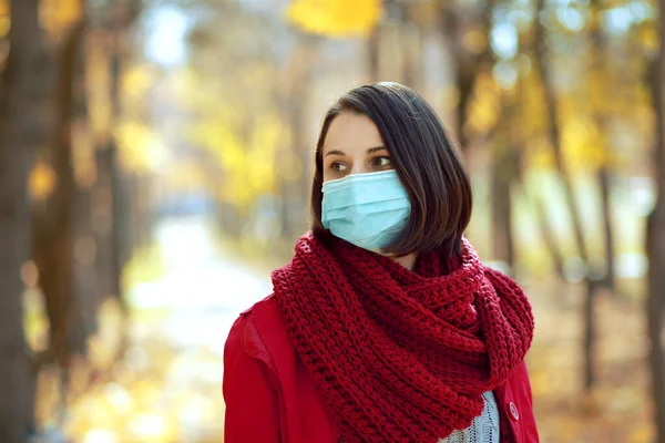 Schöne Junge Frau Mit Medizinischer Schutzmaske Die Draußen Herbstlichen Park — Stockfoto