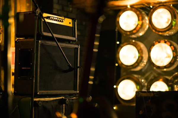 Amplificatore Chitarra Elettrica Sul Palco Musicale Del Club — Foto Stock