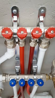 Ev ısıtma sisteminin ana kontrol manifoldu. Dikey.