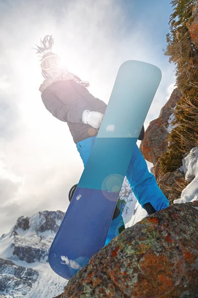 Krásná Mladá Snowboardistka Modrým Snowboardem Legračním Kloboukem Horách Podívej Kameru — Stock fotografie