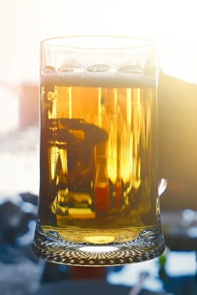 Primo piano di una tazza con birra. Focus morbido, verticale — Foto Stock