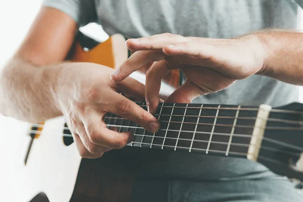 Close-up nas mãos de um guitarrista tocando guitarra clássica em duas mãos tocando técnica — Fotografia de Stock