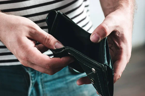 Carteira vazia em mãos masculinas como símbolo de crise financeira e economia pobre — Fotografia de Stock