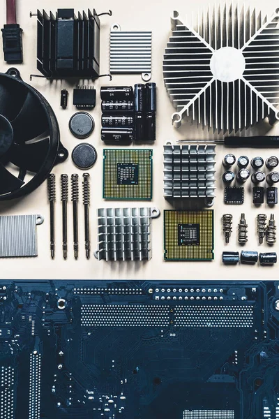 CPU 가 있는 컴퓨터 부품의 상단 뷰, 팬 쿨러, 배터리, 콘덴서, 라디에이터, 칩, 드라이버가 복사 공간이 있는 화이트 테이블 배경 위에 있다. DIY 건설자 개념 — 스톡 사진