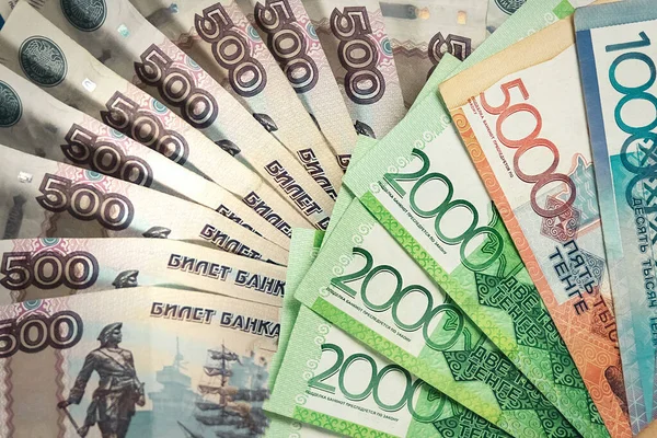 Antecedentes de Kazajstán tenge y rublo ruso. Enfoque selectivo — Foto de Stock