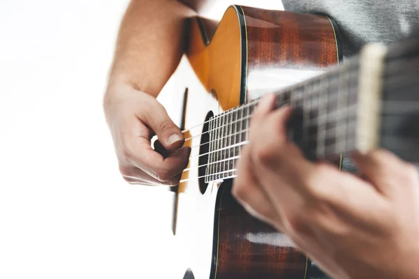 Close-up de mãos humanas tocando flamenco guitarra. Instrumento musical para recreação ou conceito de paixão hobby. — Fotografia de Stock