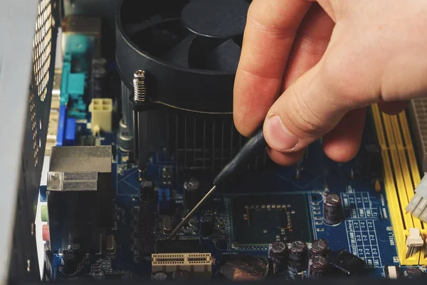 Close-up nas mãos com a ferramenta chave de fenda do técnico de reparação de um computador PC — Fotografia de Stock