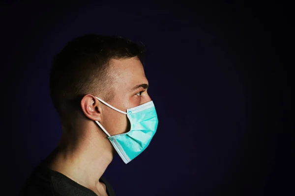 Blanke zieke man met een medisch gause masker met handpalm op zijn hoofd — Stockfoto