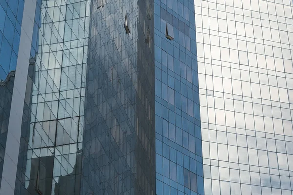 Ofis merkezi binasının modern cam cephesi. Kentsel biçim arkaplanı — Stok fotoğraf