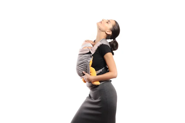 Bambino indossa magra giovane madre con bambino in vettore. Mani libere e concetto di maternità attiva — Foto Stock