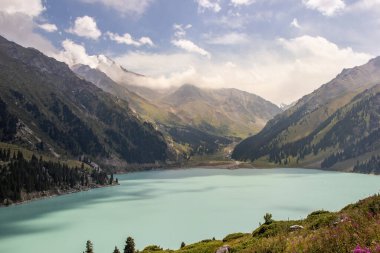 Kazakistan 'ın Almaty bölgesindeki Büyük Almaty Gölü, Tien-Shan Dağları manzarası