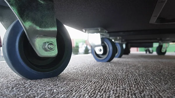 Primer plano de ruedas de carro o ruedas de carro, transportando cargas pesadas. Vista inferior — Foto de Stock