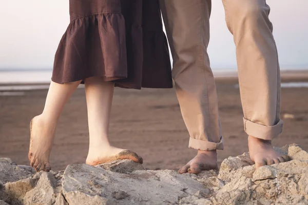 Close-up vista de pernas de casal na praia de areia — Fotografia de Stock