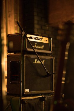 Marshall 100 W yarım tüp amfi, kabin ve gitar amfisi sahnede..