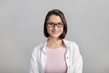 Melez ırkın portresi, neşeli, modern, şık, sevimli, zeki, kameraya bakan gülümseyen kadın.