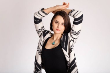 Aztek kıyafetleri beyaz arka planda güzel genç bir kadının üzerinde.