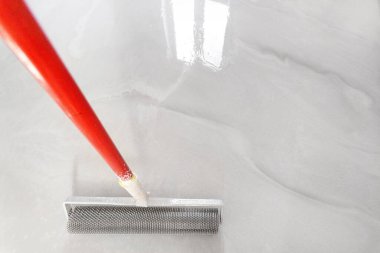 Zemini düzleştirmek için iğne yuvarlama aracı. Sıvı zemin yüzeyinde boşluk kopyala.