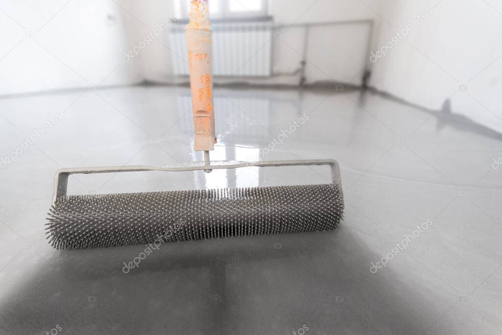 Leveling with a mixture of cement floors. Self-leveling epoxy with needle roller. Spiked roller for bulk floor.