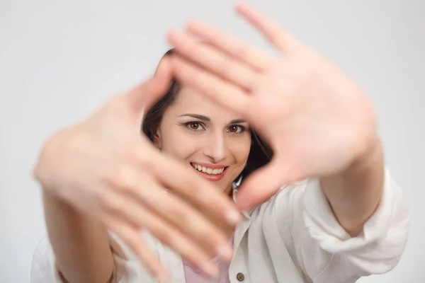Handinramning kvinna porträtt. Selektivt fokus på ansiktet — Stockfoto