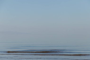 Deniz kıyısında sakin dalgalar. Kopyalama alanı ile arkaplanı temizle.