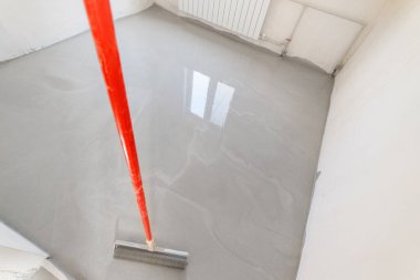 Boş odada çivili silindir kullanarak zemini düzleştiriyorum..
