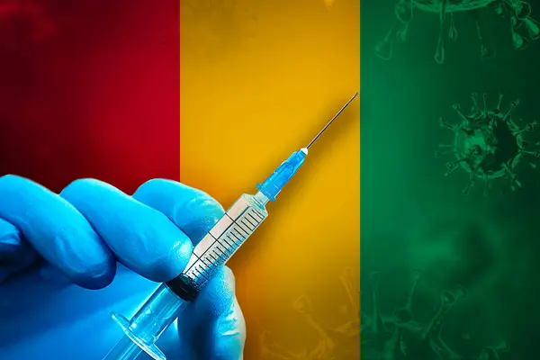 Guinea Covid Campaña Vacunación Una Mano Guante Goma Azul Sostiene — Foto de Stock