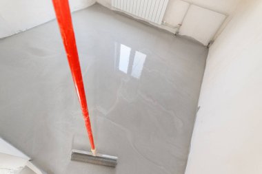 Boş odada çivili silindir kullanarak zemini düzleştiriyorum.