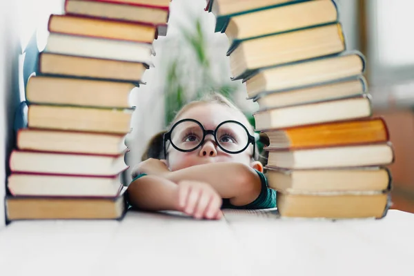 Beautiful Funny Little Girl Shaped Glasses Look Many Books Getting — Stock Photo, Image