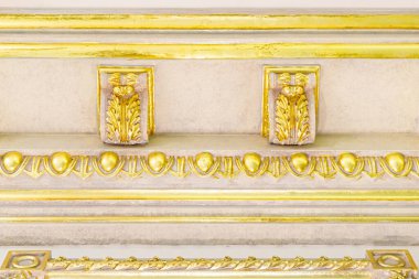 Tavandaki dekoratif altın kaplama fileto büyük barok kraliyet oturma odasının pahalı iç kısımlarında.