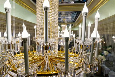 Barok iç tarafındaki büyük altın avizeyi kapatın.