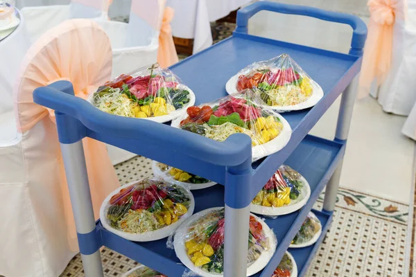 Chariot alimentaire pour livrer des repas préparés aux tables du banquet — Photo