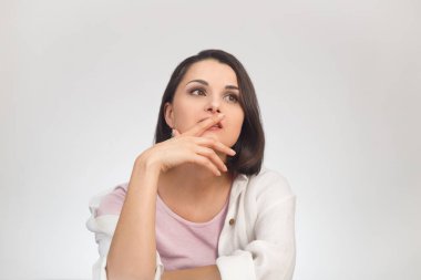 Açık renk elbiseli, rüya gören esmer ve çok ırklı bir kadının uzun soluklu stüdyo portresi.