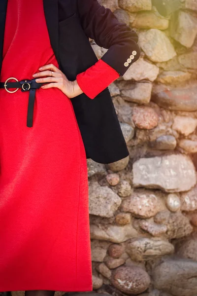 Крупный План Красного Платья Черного Пояса Куртки Женщине Фоне Каменной — стоковое фото