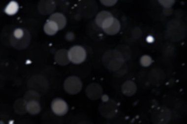 Harmanlama kipi için siyah arkaplan üzerinde beyaz bokeh daireleri