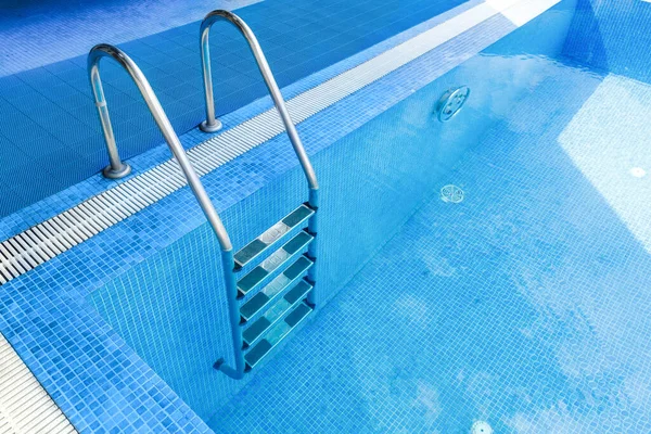 Lado Piscina Con Escalera Acero Baldosas — Foto de Stock