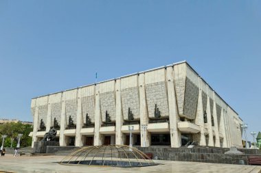 Almaty 'deki Auezov Kazak Ulusal Tiyatrosu. Mavi gökyüzü altındaki Sovyet modernizm mimarisi. Almaty, Kazakistan - 08 Mayıs 2023