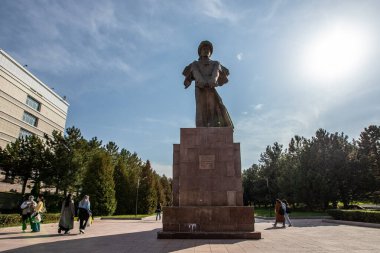 Üniversite kampüsünde filozof Al-Farabi 'nin bronz heykeli. Almaty, Kazakistan - 30 Eylül 2024