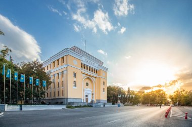 Bilimler Akademisi 'nin ana binası akşam güneşinin sıcacık ışığıyla aydınlandı. Almaty, Kazakistan - 3 Ekim 2024