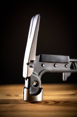 Çeşitli uygulamalarda dayanıklılık ve verimlilik için yüksek kalite çekiç, çok işlevli araç.