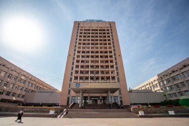 Al-Farabi Kazak Ulusal Üniversitesi ana kulesinin simetrik cephesi. Almaty, Kazakistan - 30 Eylül 2024