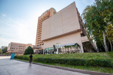Üniversite kampüsünde bir kütüphane ve fotokopi merkezi barındıran geometrik modern bir bina. Almaty, Kazakistan - 30 Eylül 2024