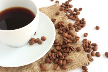 Kahve fincanı ve kahve çekirdeği.