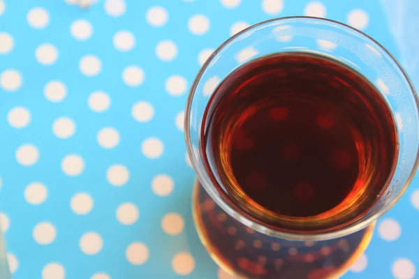 Ein Glas türkischen schwarzen Tee — Stockfoto