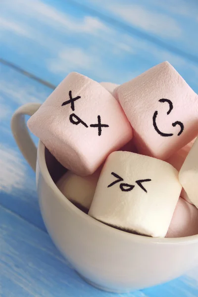 Gelukkig dat marshmallows geïsoleerd — Stockfoto