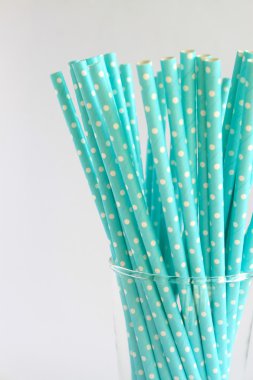 renkli içki bardağı taşıran damla