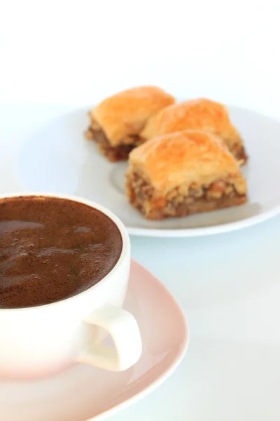 Baklava, postre tradicional turco y café turco — Foto de Stock