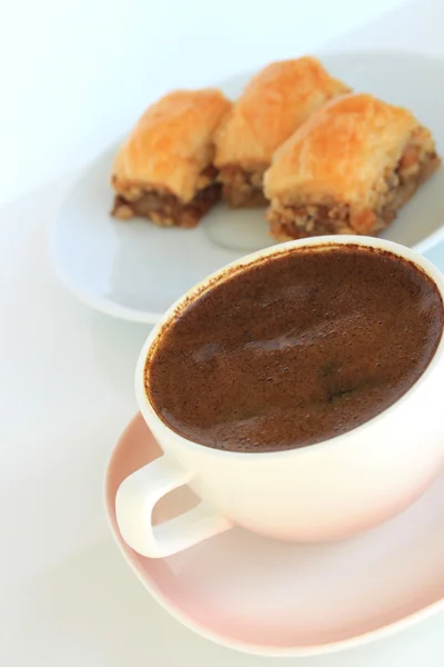Баклава, традиционный турецкий десерт и турецкое кофе — стоковое фото