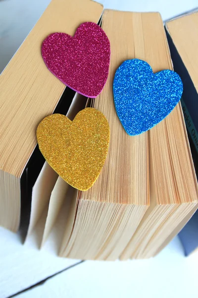 Livros e coração — Fotografia de Stock